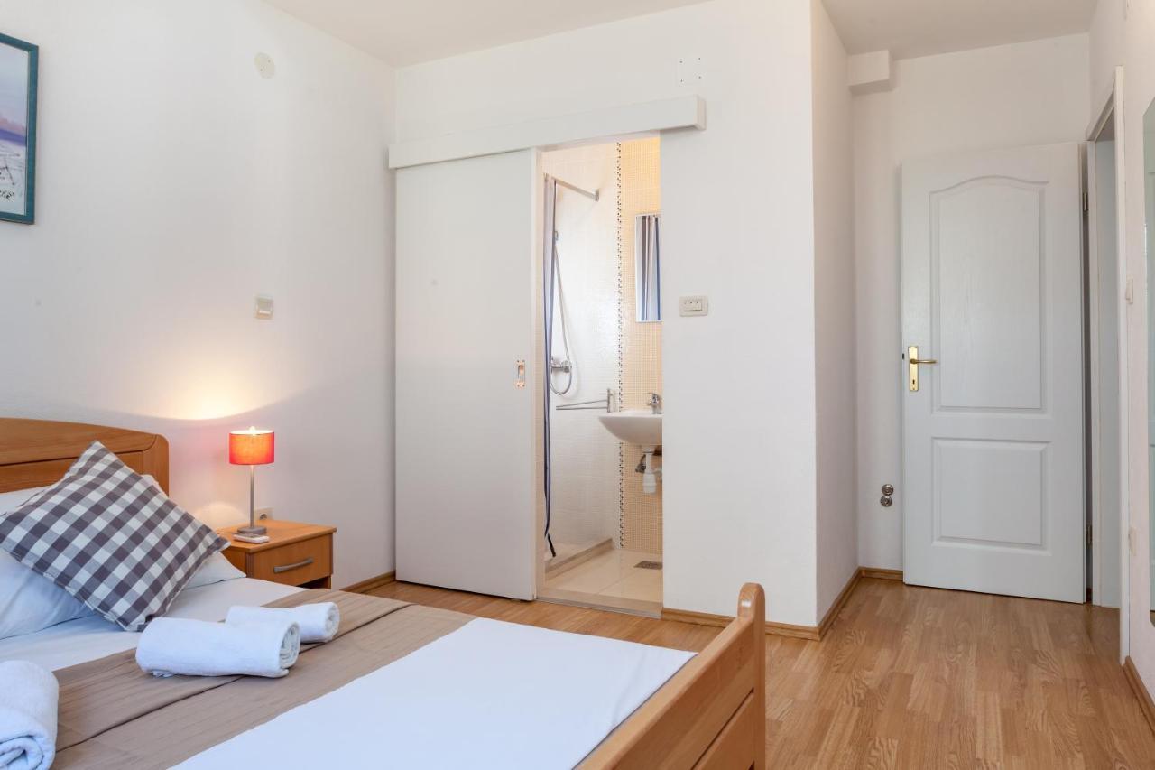 Apartments Leut 80M From The Sea Podgora Rum bild