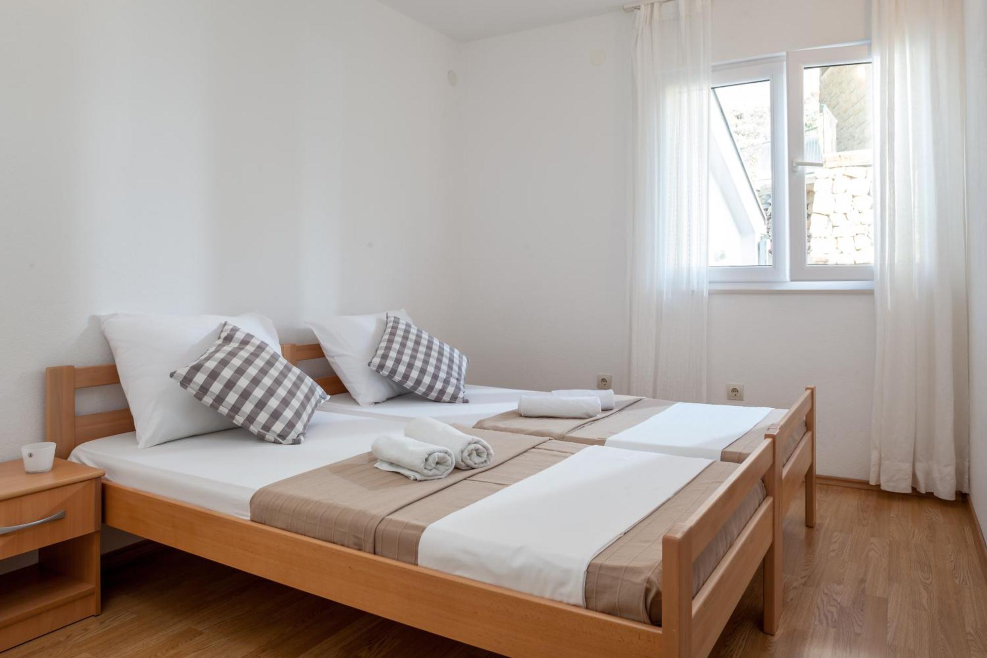 Apartments Leut 80M From The Sea Podgora Rum bild