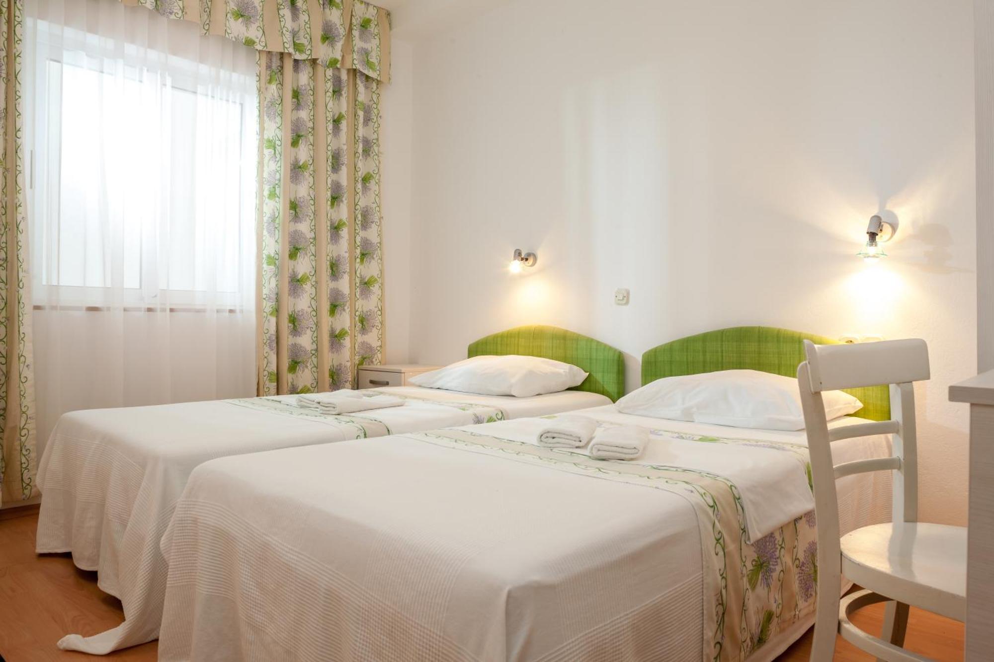 Apartments Leut 80M From The Sea Podgora Rum bild