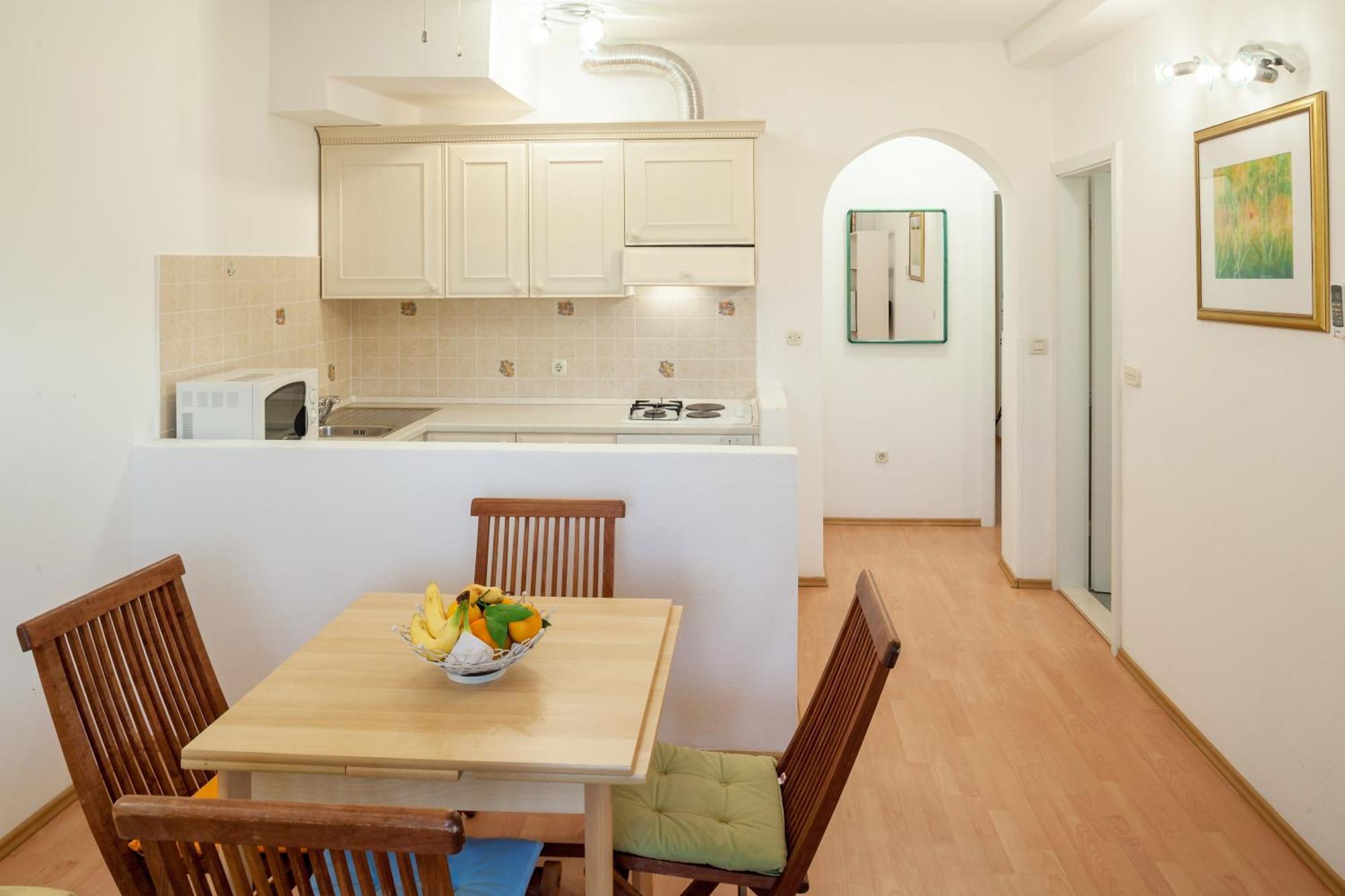 Apartments Leut 80M From The Sea Podgora Rum bild