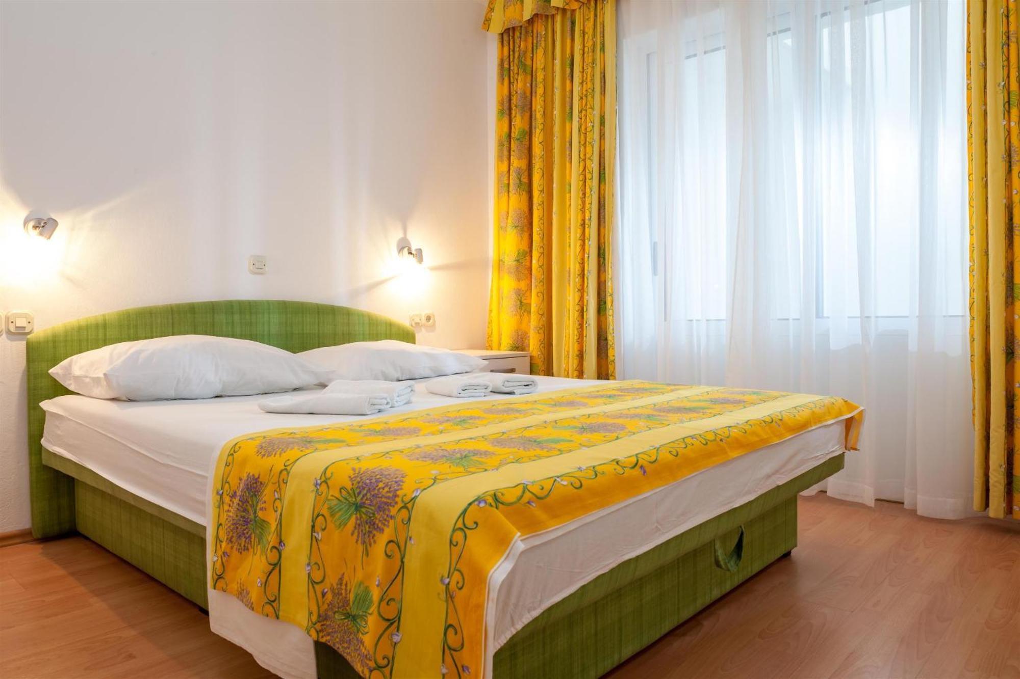 Apartments Leut 80M From The Sea Podgora Rum bild